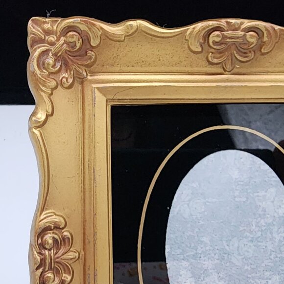Vintage Ornate Plastic Picture Frame With Oval Reverse Painted Glass USA 3.5x4.5 - Picture 2 of 12